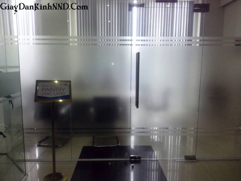 Giấy dán kính mờ Trung Quốc có giá thành rẻ nhưng keo bám không chắc và có mùi rất hắc