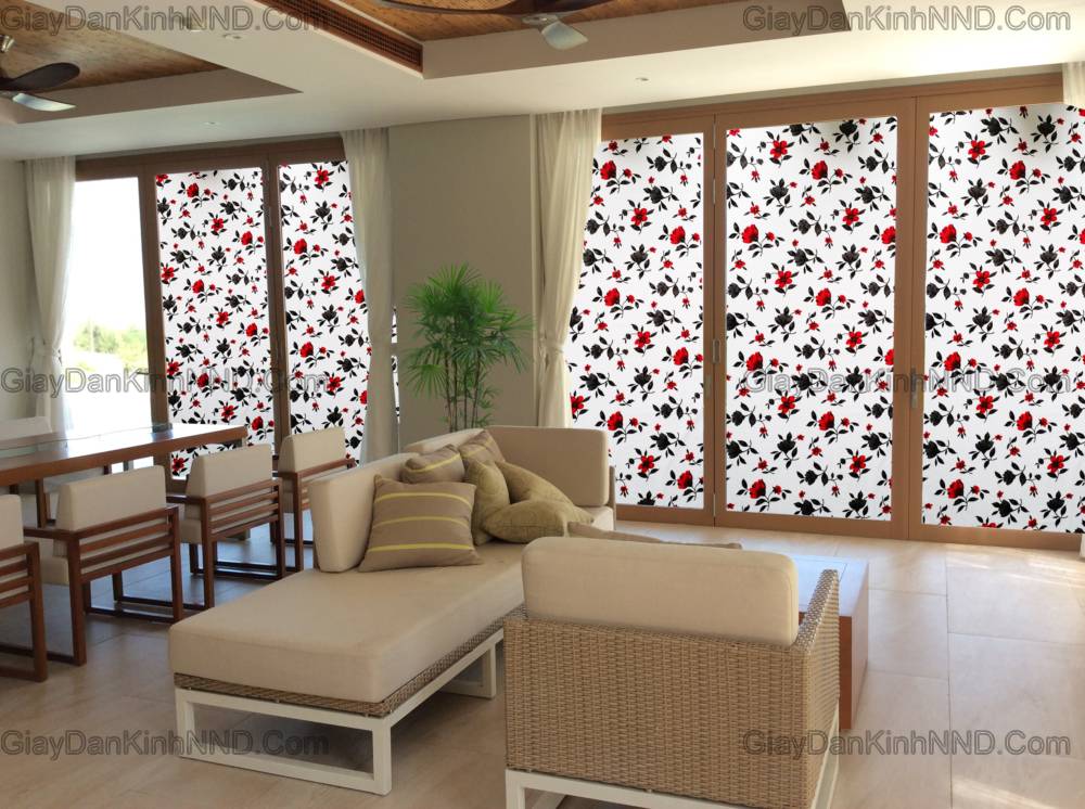 Decal dán kính hoa văn (hay còn được gọi là giấy dán kính trang trí) là sản phẩm hiện rất được yêu thích lựa chọn cho các không gian gia đình hiện nay