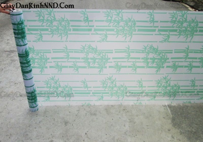 Mẫu giấy dán kính hoa văn trang trí mã A10 là kiểu mẫu ược thiết kế bởi họa tiết hoa văn hình cây trúc với gam màu xanh nhạt. Cây trúc vốn là hình ảnh quen thuộc của người dân Việt Nam, nó được coi là biểu tượng hồn quê của dân tộc, bởi lẽ, nó mang lại cho người nhìn cảm giác gần gũi, bình yên, ấm áp và thoải mái.
