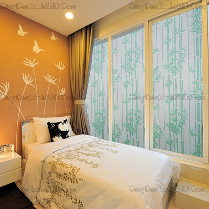 Mẫu giấy dán kính hoa văn trang trí mã A10 là kiểu mẫu ược thiết kế bởi họa tiết hoa văn hình cây trúc với gam màu xanh nhạt. Cây trúc vốn là hình ảnh quen thuộc của người dân Việt Nam, nó được coi là biểu tượng hồn quê của dân tộc, bởi lẽ, nó mang lại cho người nhìn cảm giác gần gũi, bình yên, ấm áp và thoải mái.