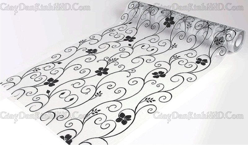 Đây là hình ảnh mẫu giấy dán kính trang trí A18, được thiết kế giống hệt với mẫu A17, nhưng điểm khác biệt nổi bật nhất mà ai cũng nhận ra đó là màu sắc của họa tiết dây hoa leo được thay thế bằng màu đen huyền bí, thu hút và bắt mắt hơn so với mẫu giấy dán kính A17, tạo được điểm nhấn sắc nét hơn.