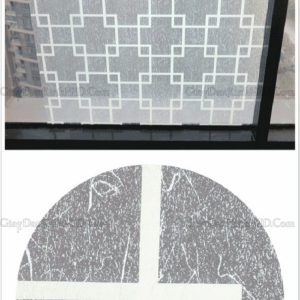 Đây là mẫu giấy dán kính trang trí A26, có họa tiết giống với mẫu A25, nhưng có tông màu trắng, trên nền giấy vân mờ, với sự kết hợp đan xen của các hình ô vuông màu trắng với nhau đã mang đến cho người nhìn cảm giác thoáng mát và dễ chịu