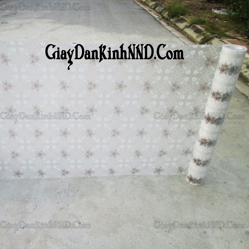 Đây là hình ảnh mẫu giấy dán kính trang trí mã A28, có hoa văn hình bông hoa 5 cánh màu nâu xám, trên nền giấy mờ vân họa tiết cổ điển, sự kết hợp hài hòa giữa các đường nét hoa văn đã mang đến cái nhìn bình yên, nhẹ nhàng cho mọi người.