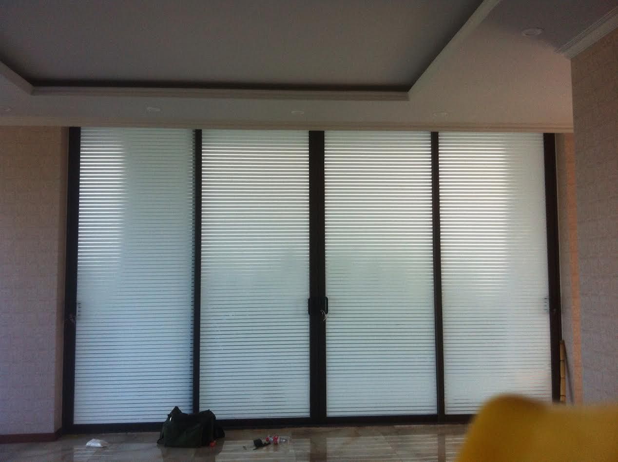Thiết kế độc đáo và ứng dụng tốt trong việc che phủ tầm nhìn ra bên ngoài cũng như vào trong nhà, mẫu giấy dán kính A31 đang được rất nhiều trong dán kính văn phòng và dán kính cho các cá nhân, hộ gia đình lựa chọn dán cửa kính trang trí tại nhà mình, phù hợp rất nhiều các không gian khác nhau