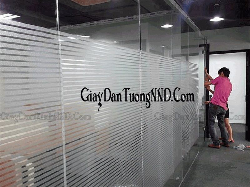 Đây là hình ảnh giấy dán kính trang trí mã A32, được thiết kế tương đối giống với mẫu A34, bằng những đường kẻ ngang mờ nhỏ hơn, xếp đều nhau như một bức rèm cửa trang trí. Thiết kế độc đáo và ứng dụng tốt trong việc che phủ tầm nhìn ra bên ngoài cũng như vào trong nhà, mẫu giấy dán kính A32 đang được rất nhiều trong