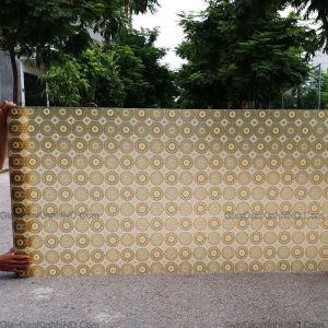 Giấy dán kính trang trí mã A51 là mẫu giấy rất giống với giấy dán tường với hoa văn hình bông cúc đan sen