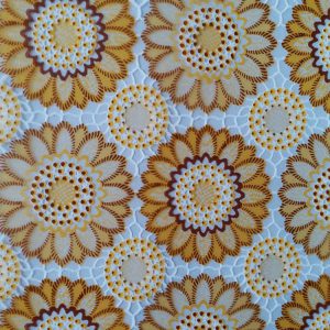 Giấy dán kính trang trí mã A51 là mẫu giấy rất giống với giấy dán tường với hoa văn hình bông cúc đan sen