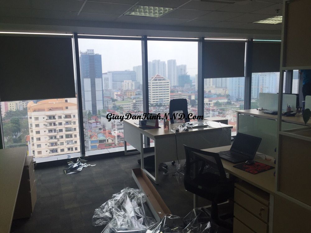 Silver là mã phim 1 chiều màu sáng dán lên kính gần như không thay đổi quá nhiều so với lúc chưa dán về màu sắc cửa kính. Tuy nhiên màu phim này sẽ phản chiếu ngược mặt gương vào nhà về buổi đêm