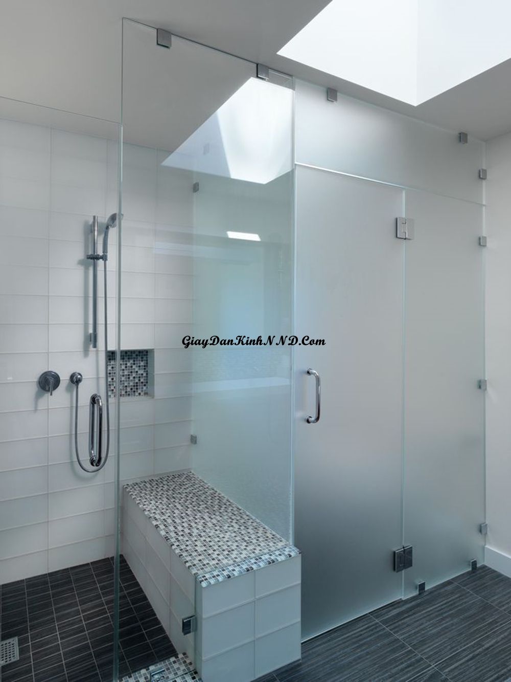 Giấy dán kính mờ thường được dán che mờ tầm nhìn