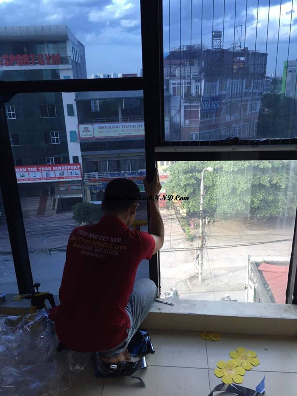 Phim dán kính 1 chiều màu tối mã BS1 sau khi dán lên kính