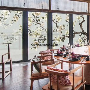 Nhà ăn sử dụng tranh dán kính hình cây hoa cho vách kính