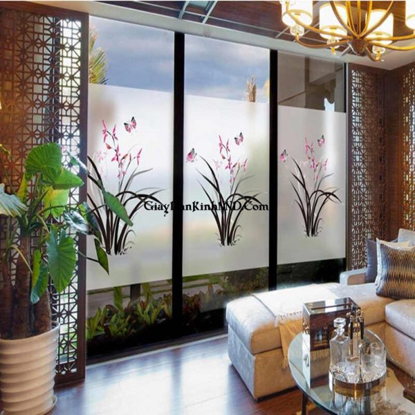 In tranh dán kính hình cành hoa trên nền decal dán kính mờ mang đến vẻ đẹp tinh tế