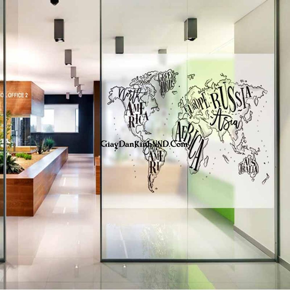 Hình bản đồ nghệ thuật in đen trắng trên nền decal mờ văn phòng