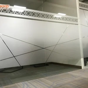 Dán kính mờ kẻ chỉ giúp văn phòng trở nên chuyên nghiệp và hiện đại hơn.