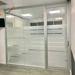 Dán kính mờ kẻ chỉ giúp văn phòng trở nên chuyên nghiệp và hiện đại hơn.