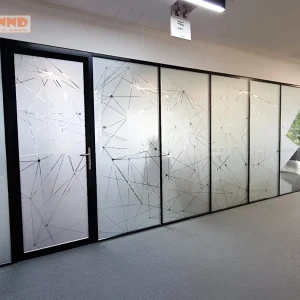 Decal mờ kẻ chỉ vừa chống chói vừa tạo phong cách mới mẻ cho căn phòng.