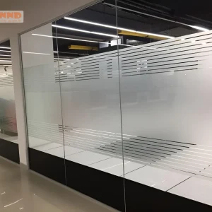 Vẻ đẹp trang nhã từ decal kính mờ kẻ chỉ mang lại cảm giác dễ chịu cho mắt.