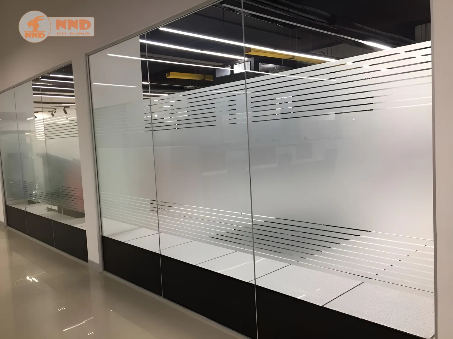 Vẻ đẹp trang nhã từ decal kính mờ kẻ chỉ mang lại cảm giác dễ chịu cho mắt.