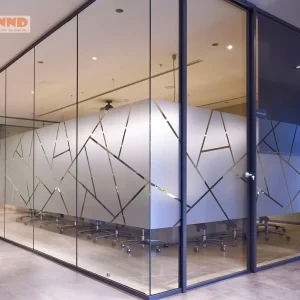 Đường kẻ chỉ song song trên nền mờ tạo chiều sâu độc đáo cho mặt kính.