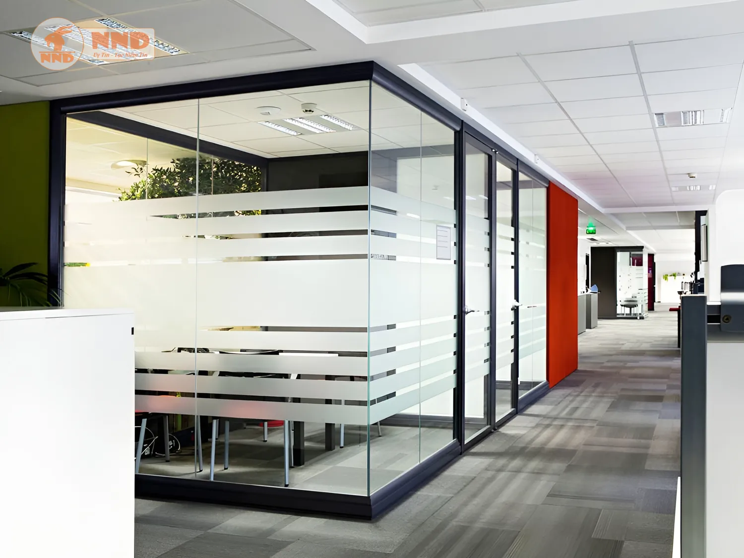 Sự nhẹ nhàng trong từng chi tiết kẻ chỉ giúp mặt kính trở nên thanh thoát hơn.