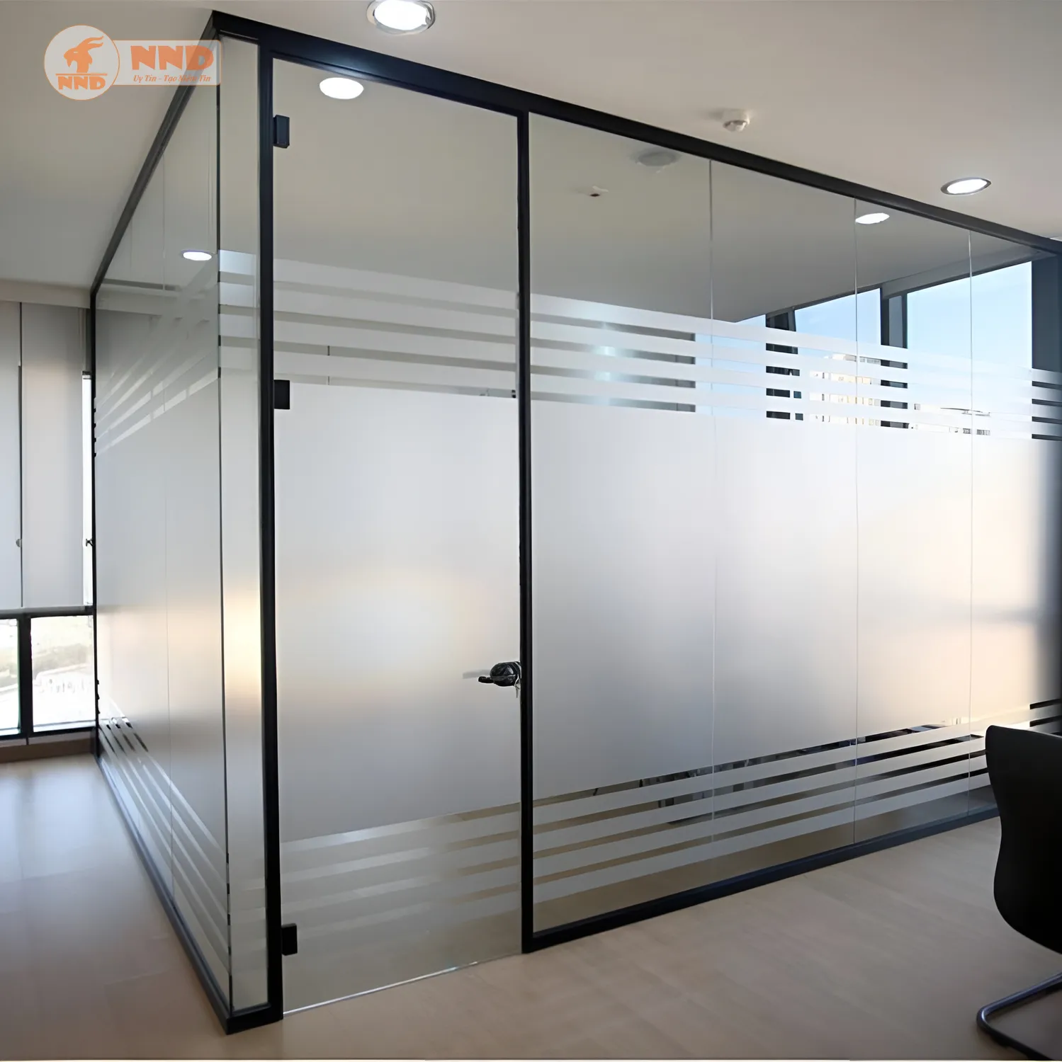 Đơn giản, tinh tế, hiện đại – đó là nét đẹp từ decal kính mờ kẻ chỉ.