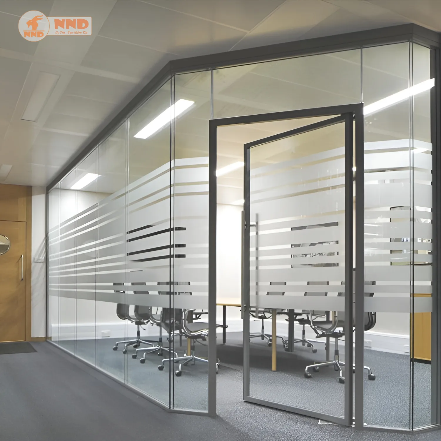 Dán kính mờ kẻ chỉ giúp cửa kính vừa kín đáo vừa sáng sủa tự nhiên.