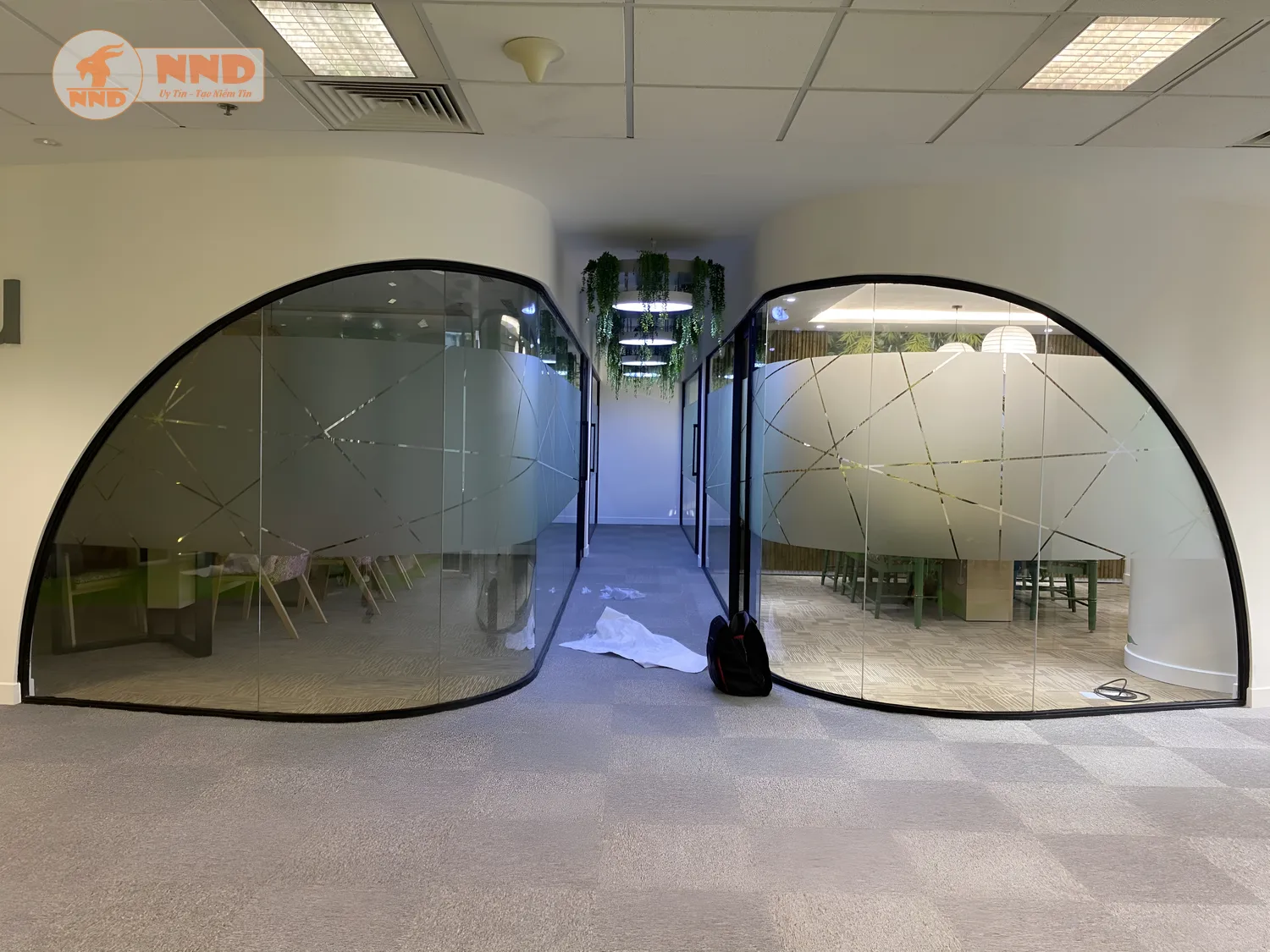 Decal kính mờ kẻ chỉ được ưa chuộng nhờ vẻ đẹp bền vững theo thời gian.