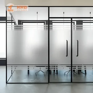 Decal kính mờ 1.2m kết hợp đường kẻ chỉ ngang tinh gọn, tạo điểm nhấn nhẹ nhàng mà nổi bật.
