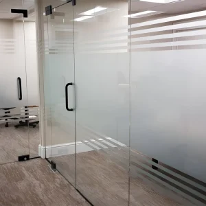 Decal mờ kẻ chỉ không chỉ đẹp mắt mà còn giúp không gian trở nên riêng tư, thoải mái hơn.