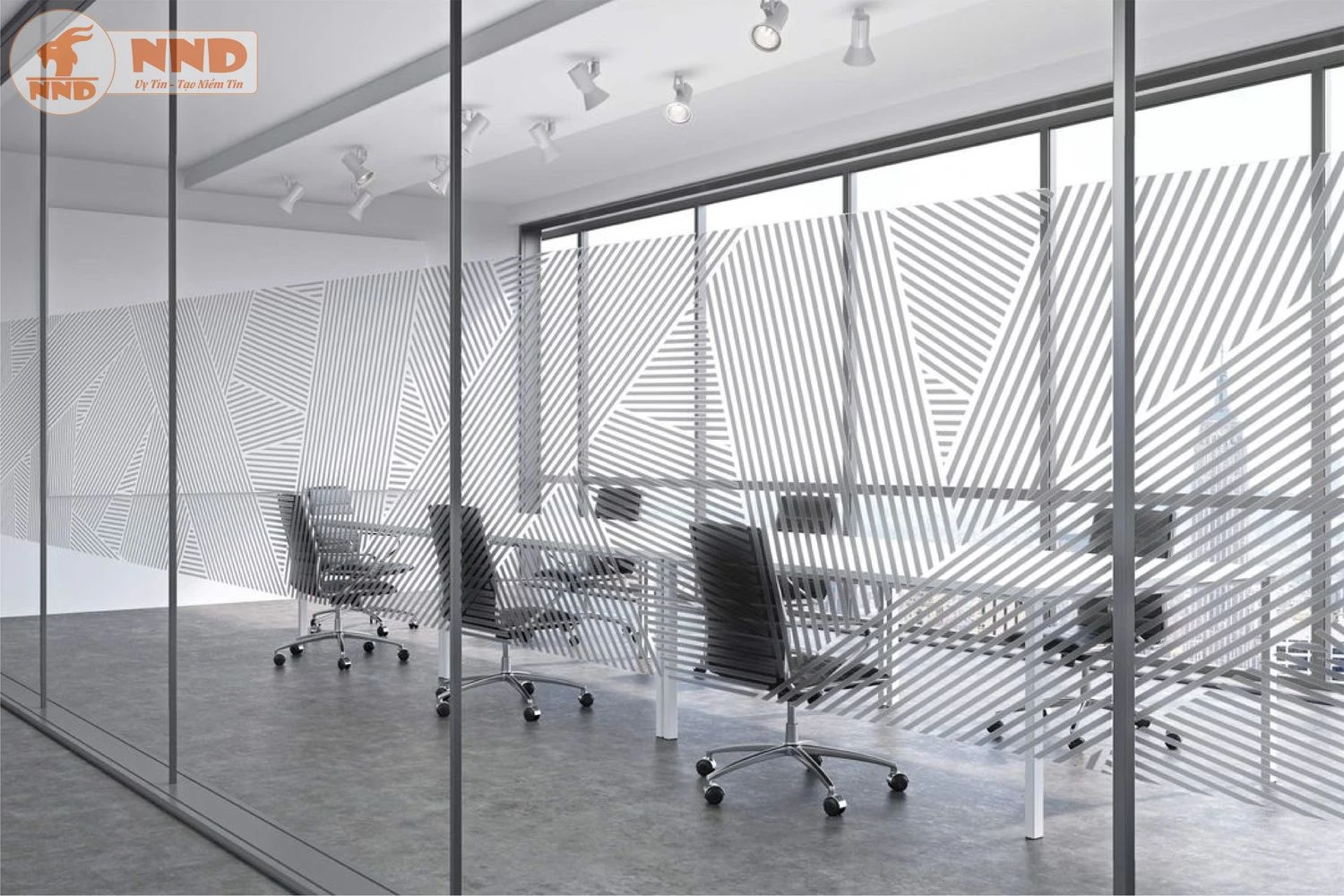 Cửa kính văn phòng thêm chuyên nghiệp với logo cắt trên nền mờ.