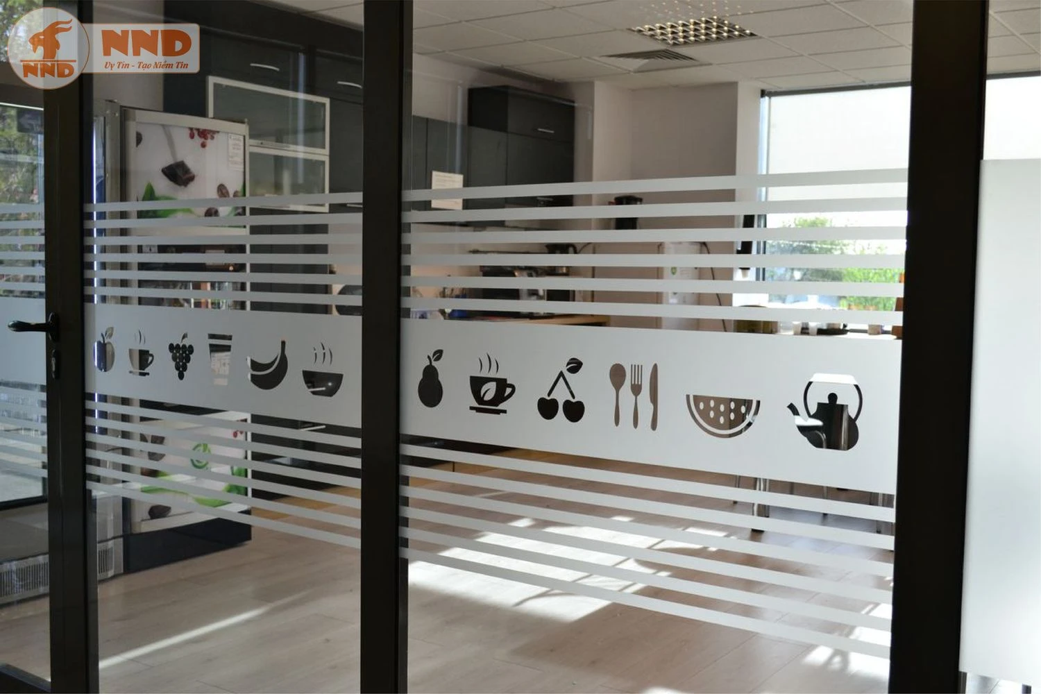 Cửa kính văn phòng thêm chuyên nghiệp với dòng kẻ chỉ tinh tế.