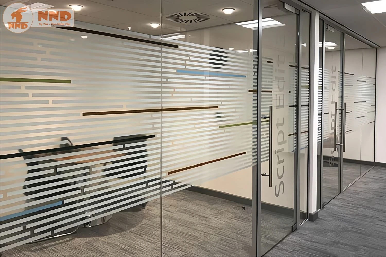 Cửa kính văn phòng thêm chuyên nghiệp với logo cắt trên nền mờ.