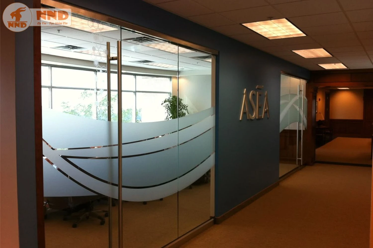 Dán kính mờ kẻ chỉ đơn giản, dễ phối hợp với mọi không gian nội thất.