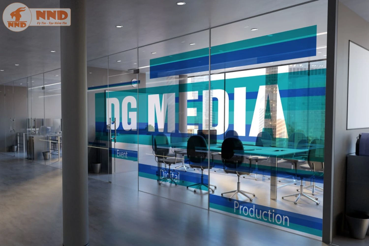Cửa kính văn phòng thêm chuyên nghiệp với logo in màu trên decal mờ.