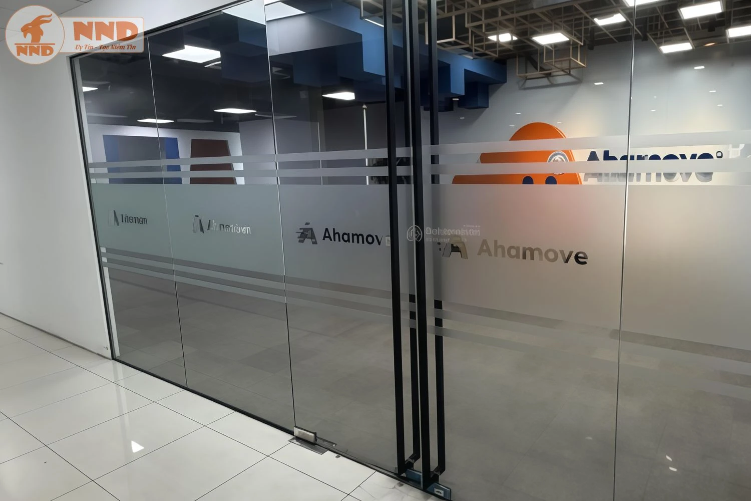 Cửa kính văn phòng Ahamove chuyên nghiệp với logo cắt trên nền mờ.