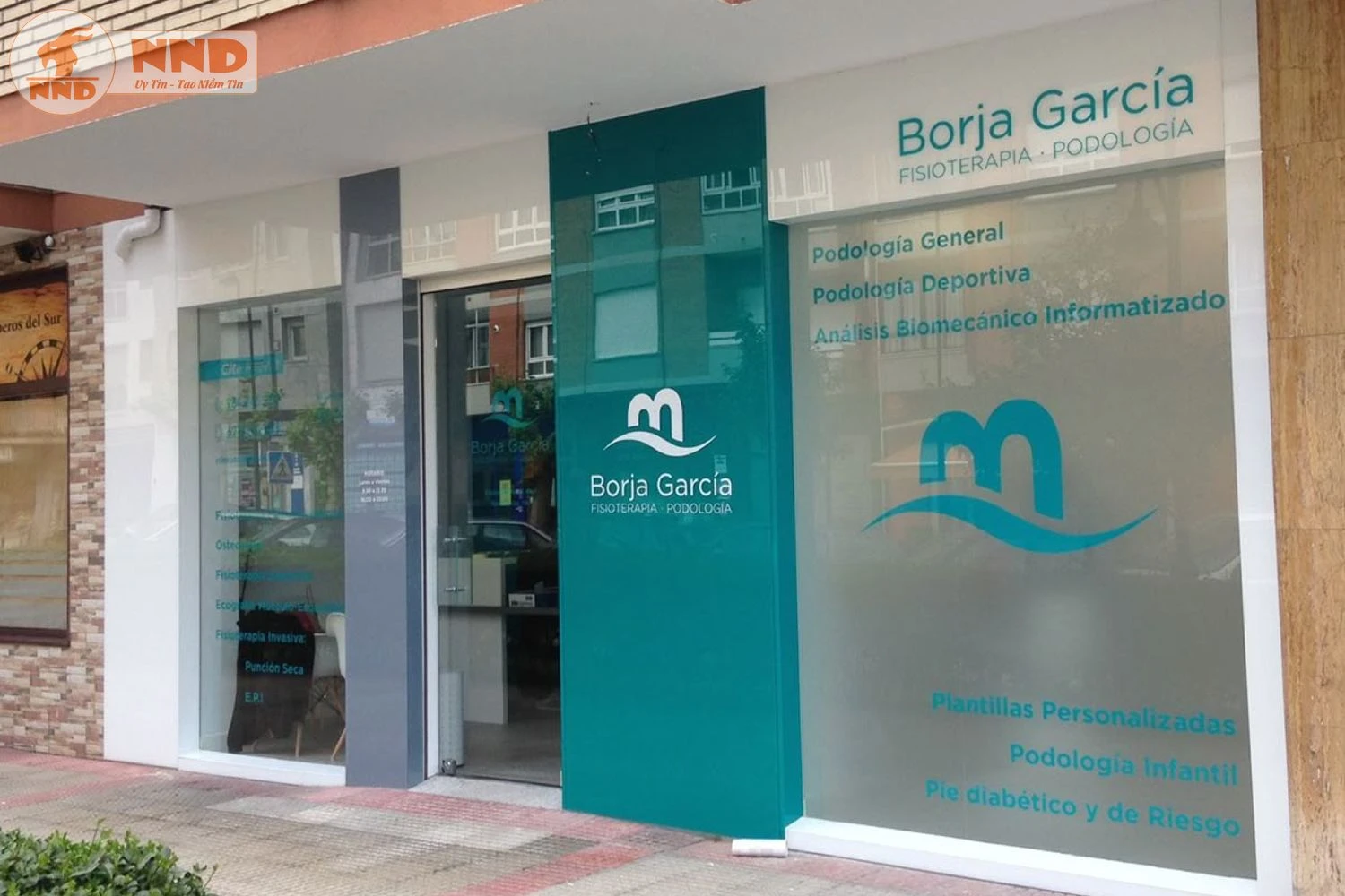 Cửa kính văn phòng thêm chuyên nghiệp với logo in màu trên decal mờ.