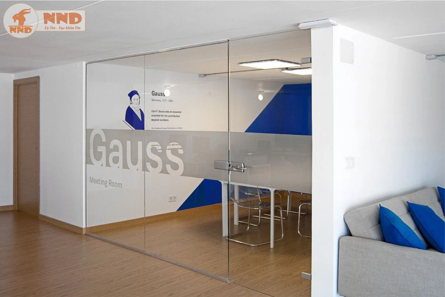 Cửa kính văn phòng thêm chuyên nghiệp với logo cắt trên nền mờ.