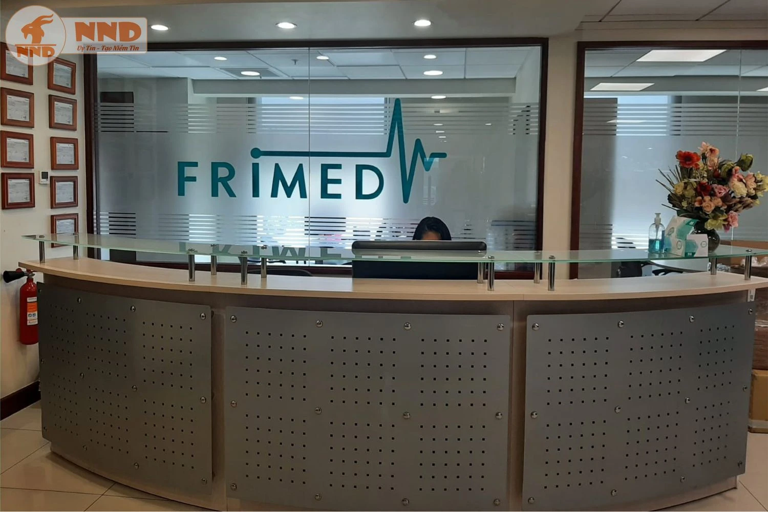 Cửa kính văn phòng thêm chuyên nghiệp với logo in màu trên decal mờ.