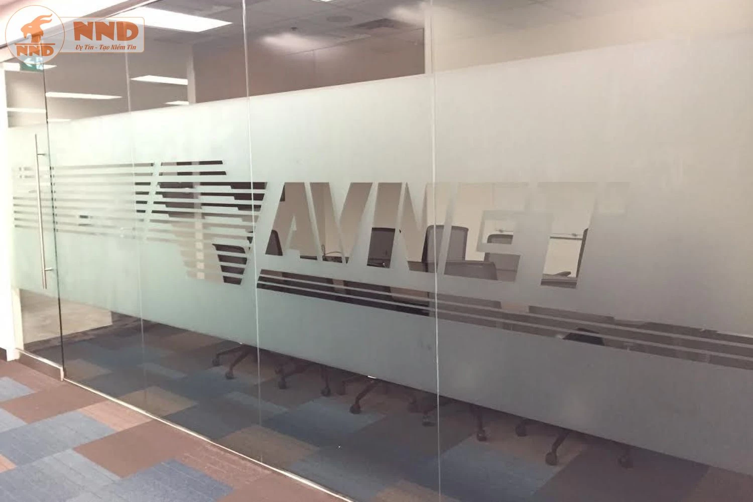 Cửa kính văn phòng thêm chuyên nghiệp với logo cắt trên nền mờ.