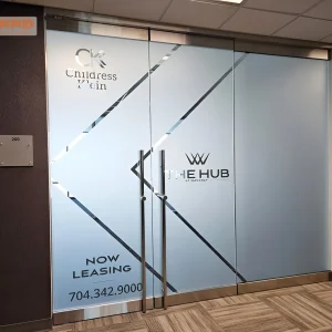 Dán decal mờ cắt logo – lựa chọn thông minh cho văn phòng hiện đại.