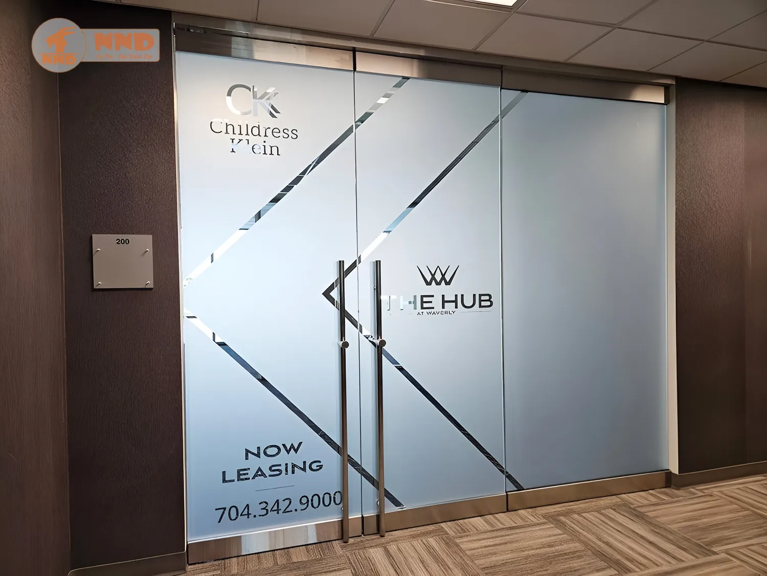 Dán decal mờ cắt logo – lựa chọn thông minh cho văn phòng hiện đại.