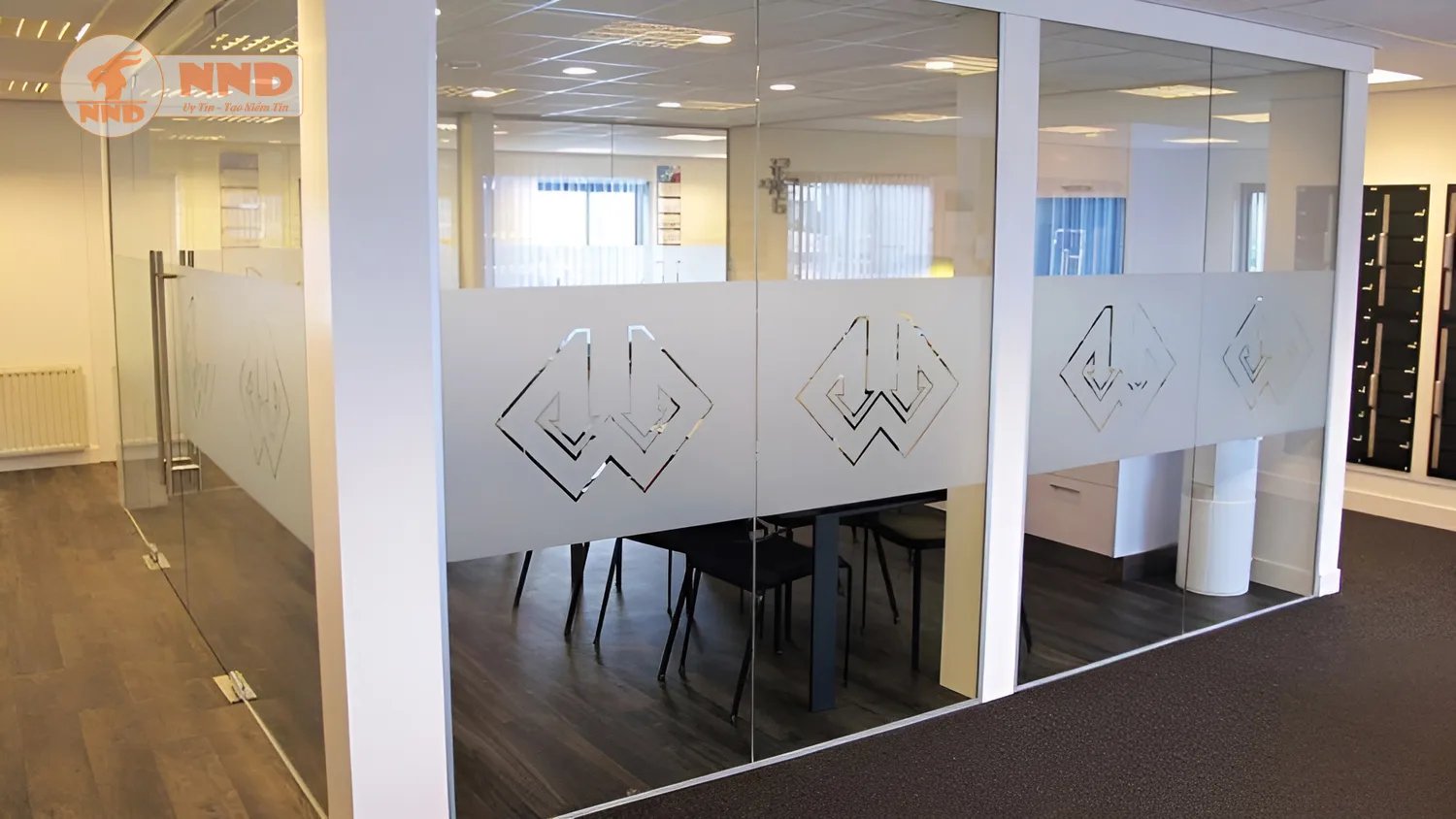 Dán decal mờ cắt logo – lựa chọn thông minh cho văn phòng hiện đại.