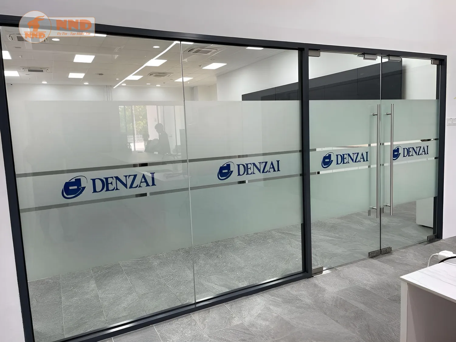 Logo thương hiệu nổi bật nhưng vẫn giữ nét hài hòa với không gian.
