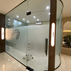 Thương hiệu được khắc họa tinh gọn ngay trên mặt kính mờ.