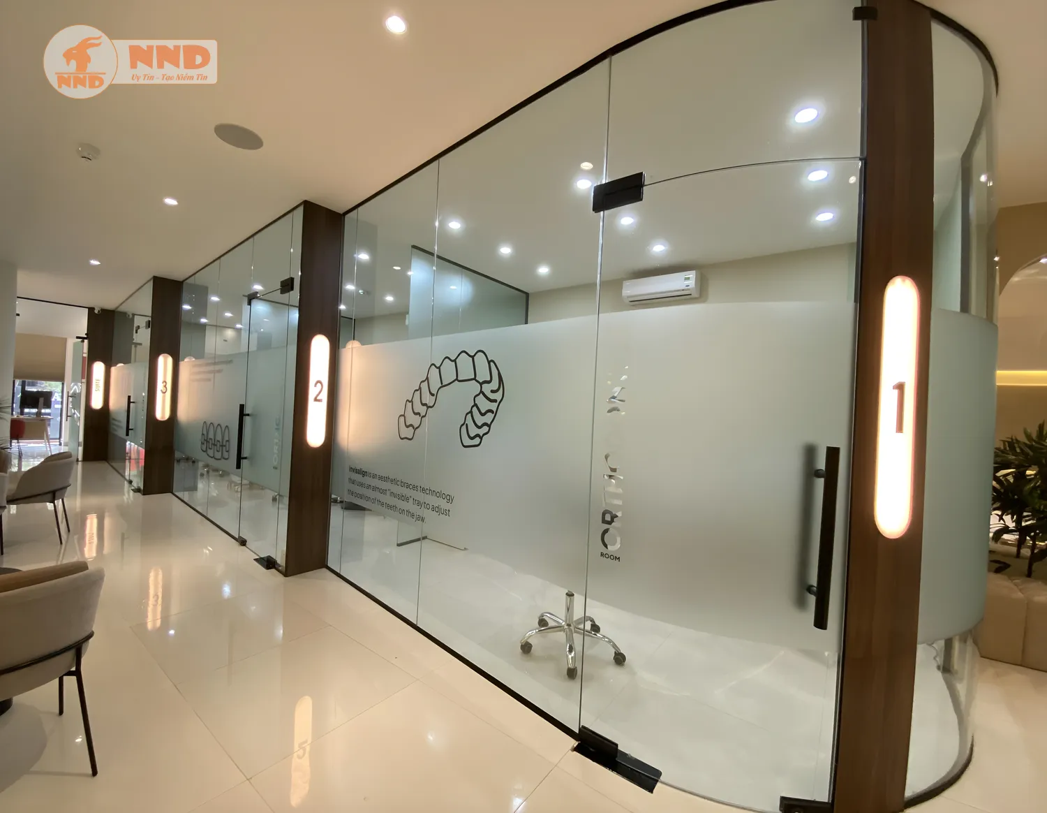 Vừa hiện đại, vừa sang trọng – decal mờ cắt logo cho không gian làm việc.