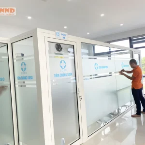 Thương hiệu in dấu ngay trên kính, đơn giản mà cực kỳ ấn tượng.