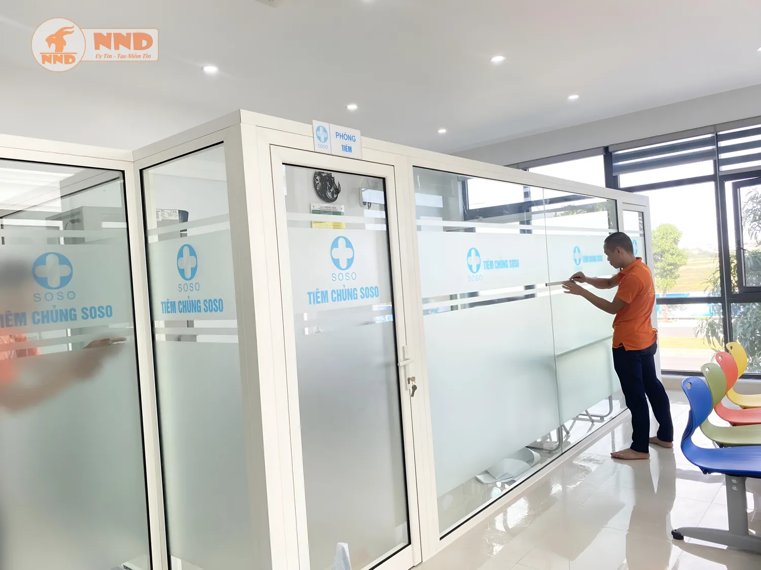 Thương hiệu in dấu ngay trên kính, đơn giản mà cực kỳ ấn tượng.