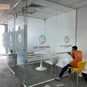 Decal mờ dán kính văn phòng là giải pháp trang trí và che chắn hiện đại, giúp tạo không gian làm việc chuyên nghiệp, riêng tư nhưng vẫn giữ ánh sáng tự nhiên, mang lại sự tinh tế và sang trọng cho môi trường công sở.