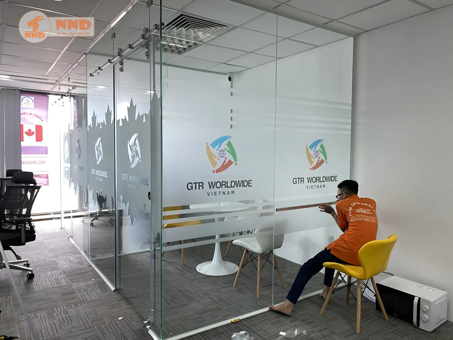 Decal mờ dán kính văn phòng là giải pháp trang trí và che chắn hiện đại, giúp tạo không gian làm việc chuyên nghiệp, riêng tư nhưng vẫn giữ ánh sáng tự nhiên, mang lại sự tinh tế và sang trọng cho môi trường công sở.