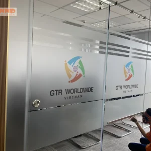 Thương hiệu in dấu ngay trên kính, đơn giản mà cực kỳ ấn tượng.